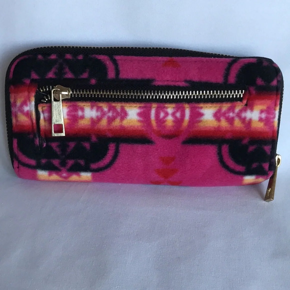 Tribal print wallet with lots of space for storage - Picture 2 of 8